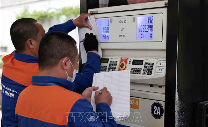 Kiểm kê xăng dầu trước khi điều chỉnh giá bán. Ảnh: Trần Việt/TTXVN