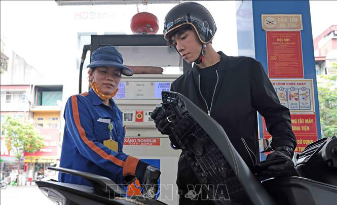Mua, bán xăng dầu tại một điểm kinh doanh xăng dầu trên địa bàn Hà Nội. Ảnh: Trần Việt/TTXVN