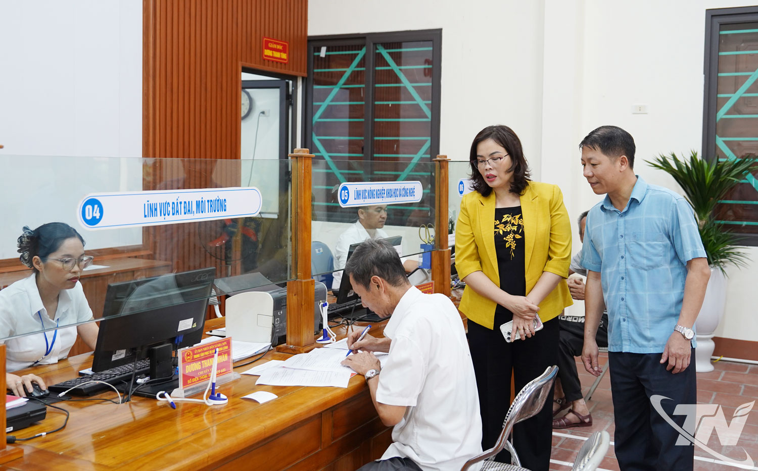 Đoàn giám sát khảo sát tại Trung tâm Phục vụ hành chính công xã Kha Sơn.