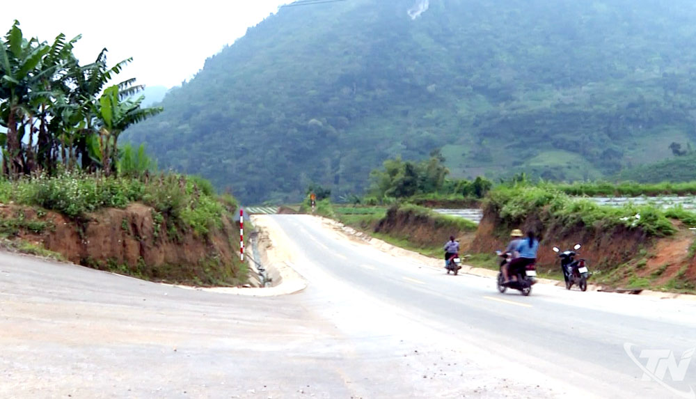 Thói quen không đội mũ bảo hiểm vẫn phổ biến trong một bộ phận thanh niên vùng cao.