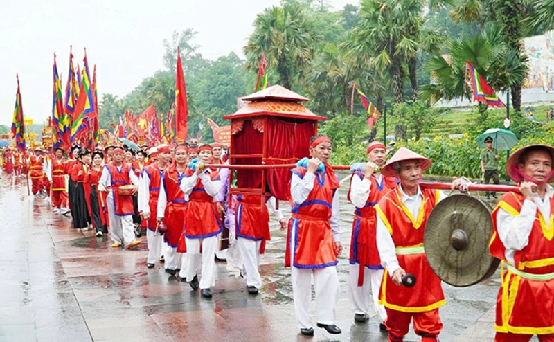 Đoàn tế lễ các xã vùng ven Đền Hùng (tỉnh Phú Thọ) thực hiện lễ rước kiệu truyền thống. Ảnh: THÙY LINH