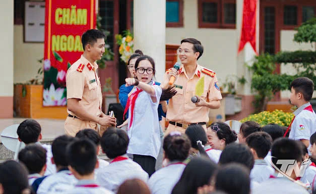 Lực lượng Cảnh sát giao thông tăng cường tuyên truyền giáo dục pháp luật về an toàn giao thông tại các trường học.