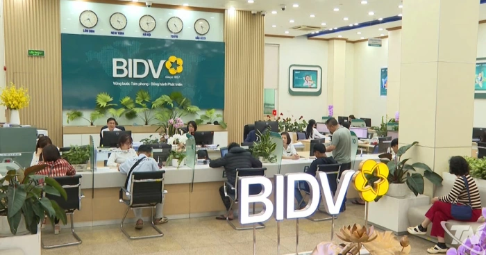 Hạ lãi suất, khơi thông dòng vốn