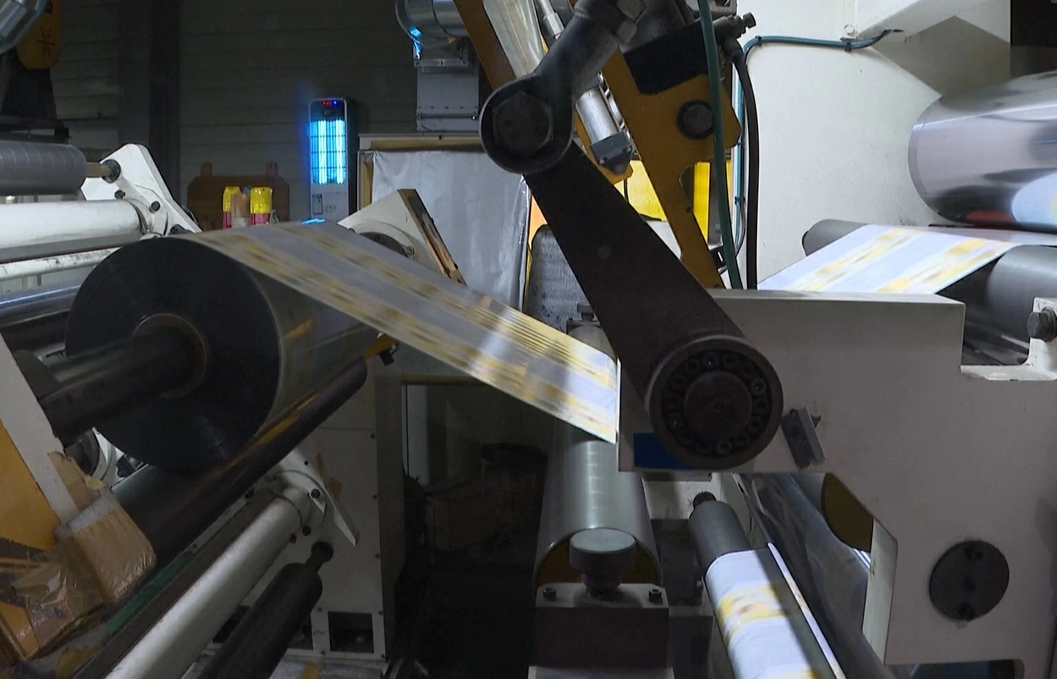 Nhiều nhà máy phải dừng hoạt động do thiếu màng nhựa.