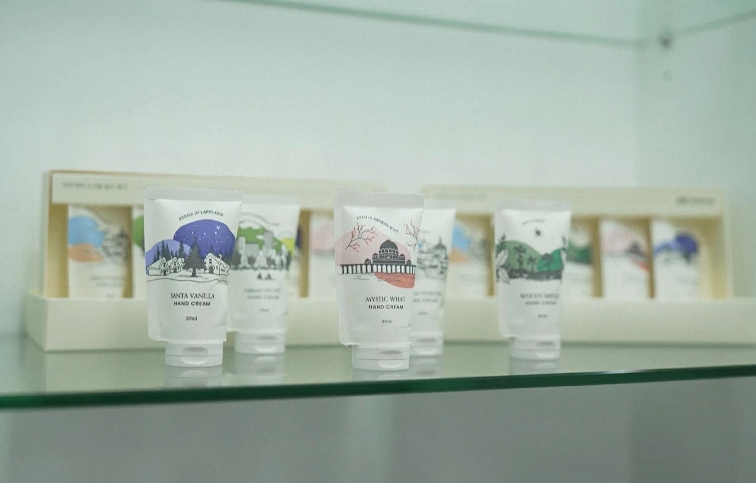 Các sản phẩm “thân thiện môi trường” như túi giấy trở thành lựa chọn thay thế. 