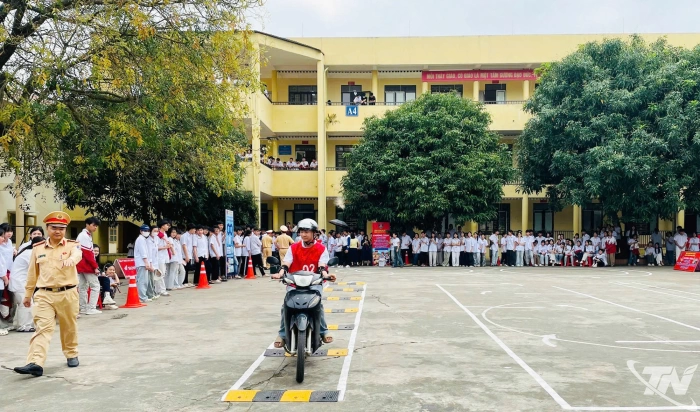 Hướng dẫn kỹ năng lái xe gắn máy cho học sinh Trường THPT Sông Công