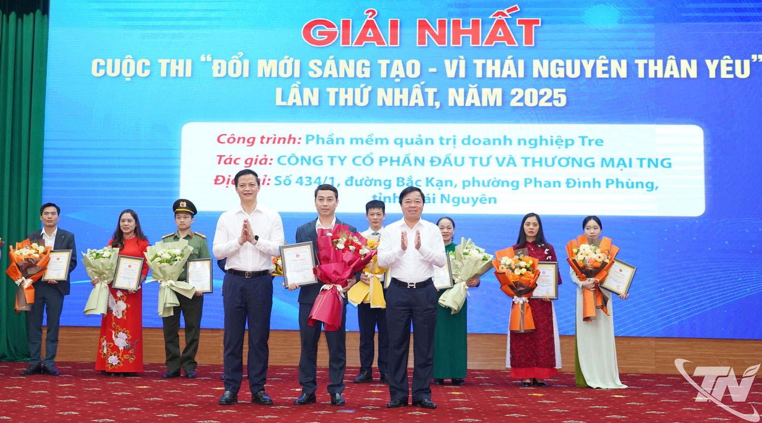 Provincial leaders present awards to 10 projects that won prizes at the first “Innovation – For Our Beloved Thai Nguyen” Competition in 2025.