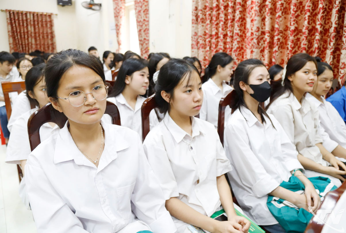 Học sinh trường THPT Phú Lương được chia sẻ kinh nghiệm học tập, khởi nghiệp.