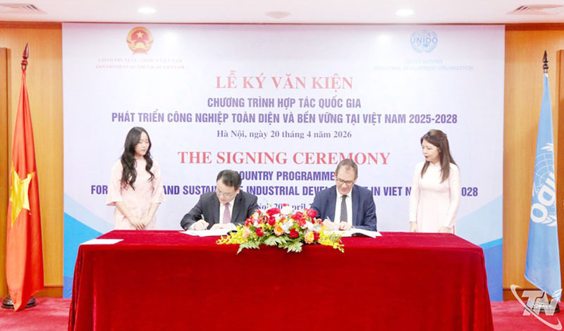 Thứ trưởng Bộ Tài chính Trần Quốc Phương và Tổng Giám đốc UNIDO Gerd Müller ký văn kiện Chương trình Hợp tác Quốc gia - Ảnh: thoibaotaichinhvietnam.vn