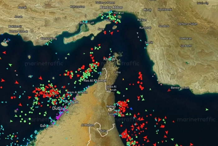 Hai tàu di chuyển qua eo biển Hormuz trong bối cảnh bất ổn gia tăng