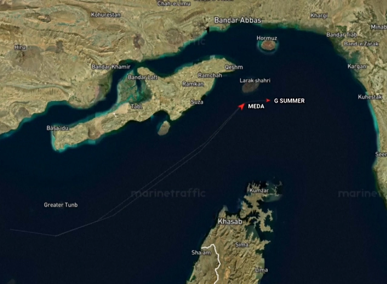 Hai tàu chở khí hóa lỏng LPG di chuyển qua khu vực eo biển Hormuz.