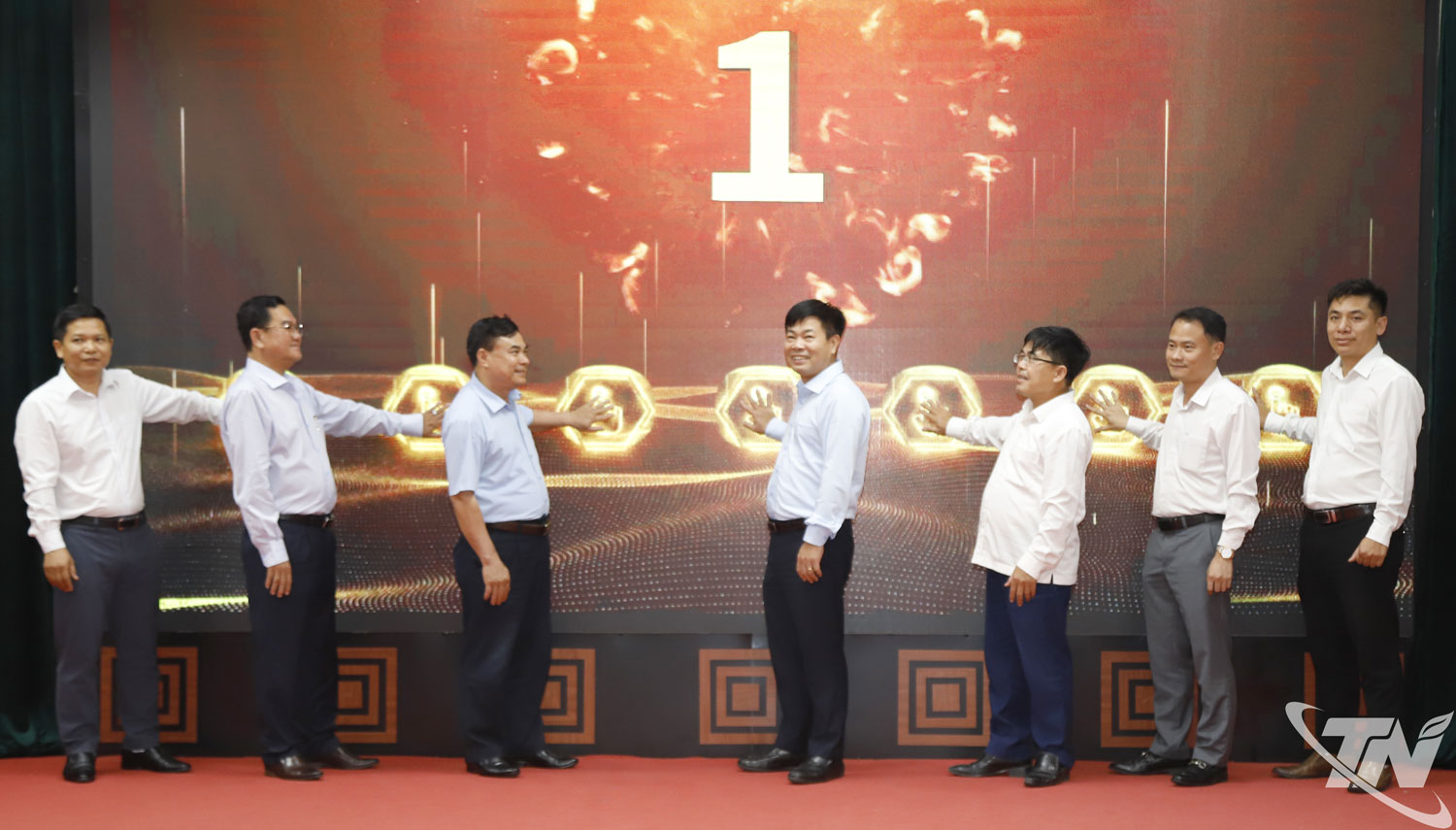 Representatives of the participating units perform the cooperation signing ceremony.