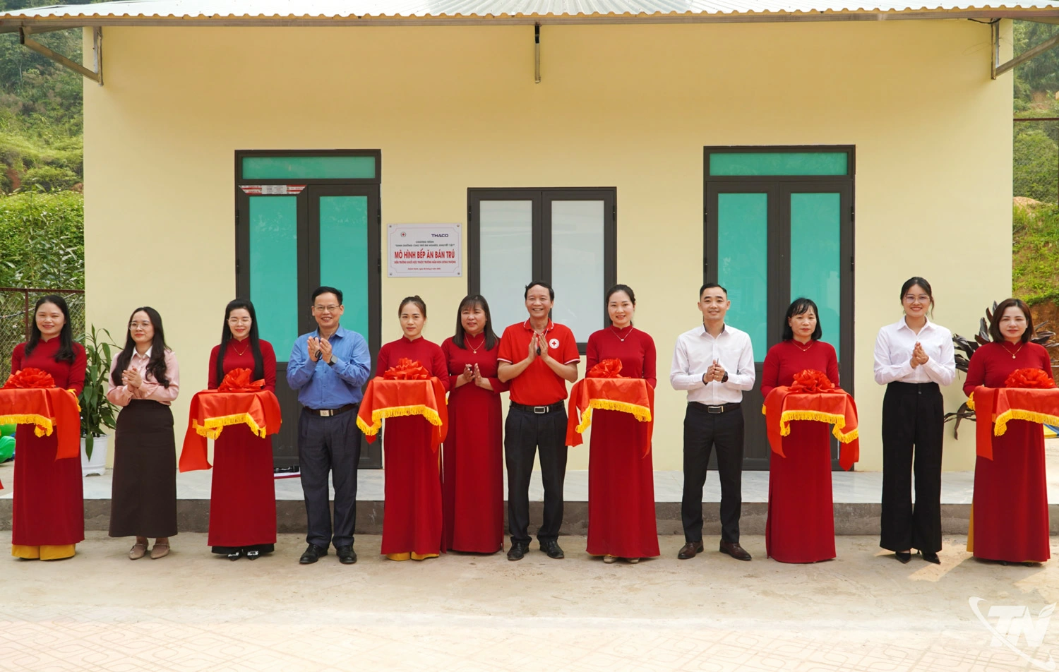 Các đại biểu cắt băng khánh thành bếp ăn bán trú tại Điểm trường Khuổi Nộc, Trường Mầm non Lương Thượng, xã Văn Lang.