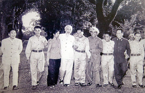 Bác Hồ với các anh hùng, chiến sĩ thi đua miền Nam tại Phủ Chủ tịch, tháng 11-1965. Ảnh T.L