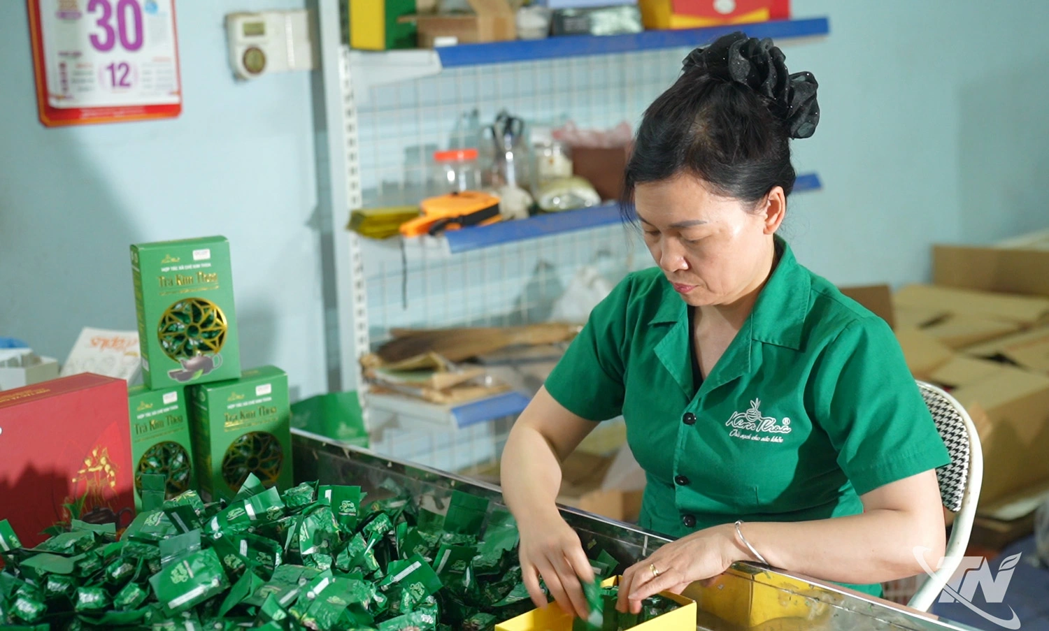 Bà Tống Thị Kim Thoa, Giám đốc HTX chè Kim Thoa 
(xã Đại Phúc) nhiều năm liền đạt danh hiệu nông dân 
sản xuất, kinh doanh giỏi cấp tỉnh.