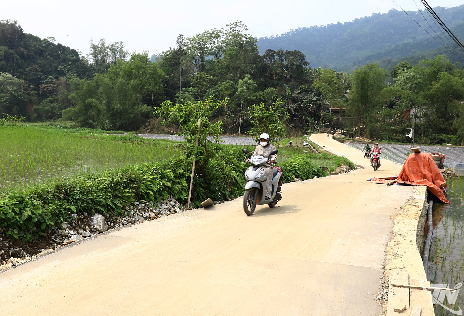 Đường liên thôn ở xã Phúc Lộc được đổ bê tông, tạo thuận lợi cho việc  
đi lại của nhân dân, thúc đẩy kinh tế - xã hội phát triển.