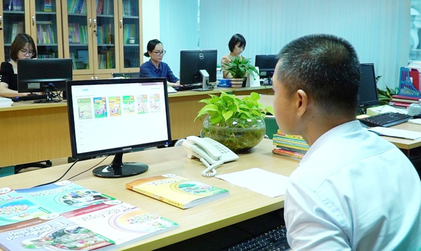 Chuyển thể sách giáo khoa điện tử theo sách giáo khoa bản in. Ảnh: tuoitre.vn
