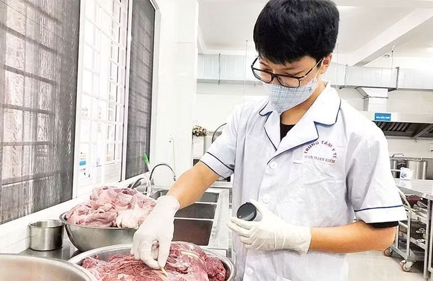 Kiểm tra (test) thực phẩm trước khi chế biến tại bếp ăn trường học. (Ảnh: BÁO NHÂN DÂN)