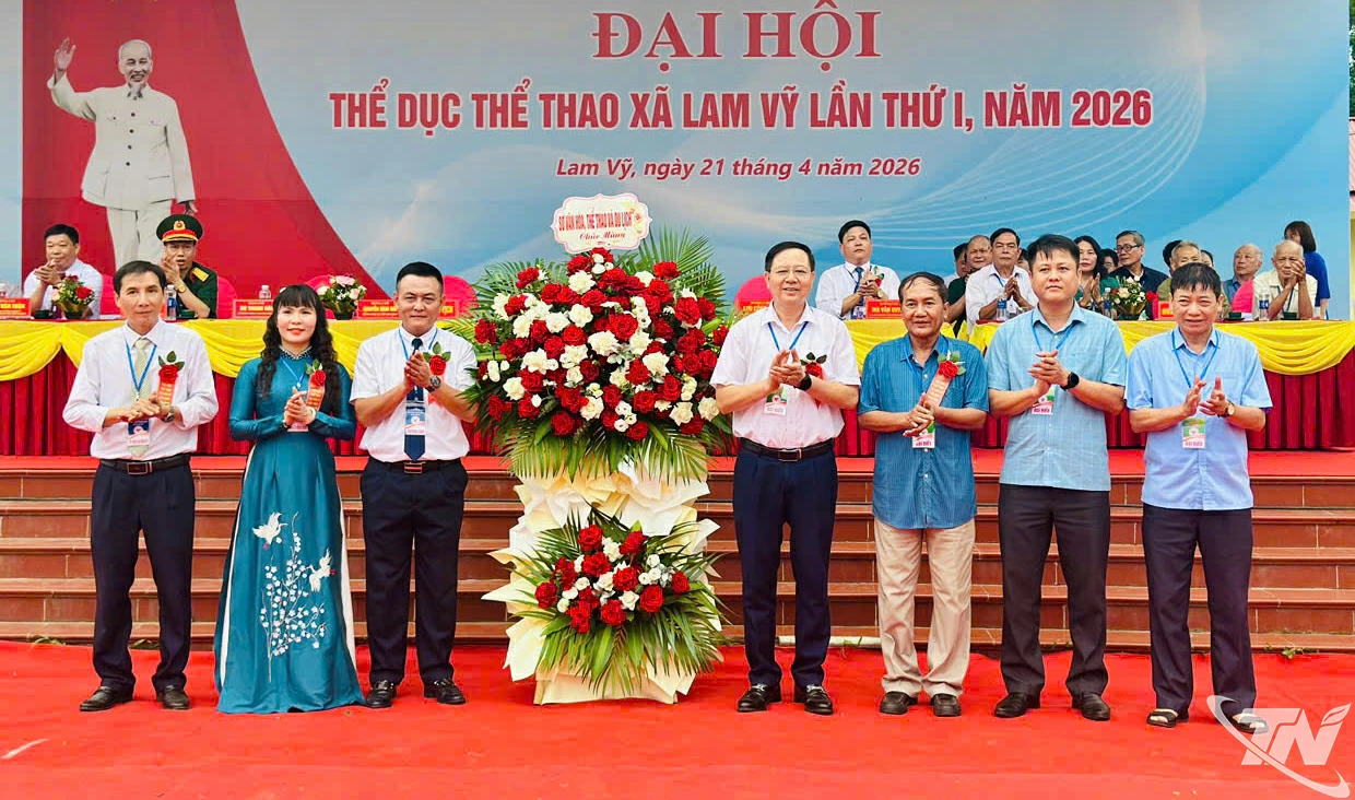 Lãnh đạo sở Văn hóa - Thể thao và Du lịch Thái Nguyên dự và tặng hoa chúc mừng Đại hội thể dục - thể thao xã Lam Vỹ lần thứ I