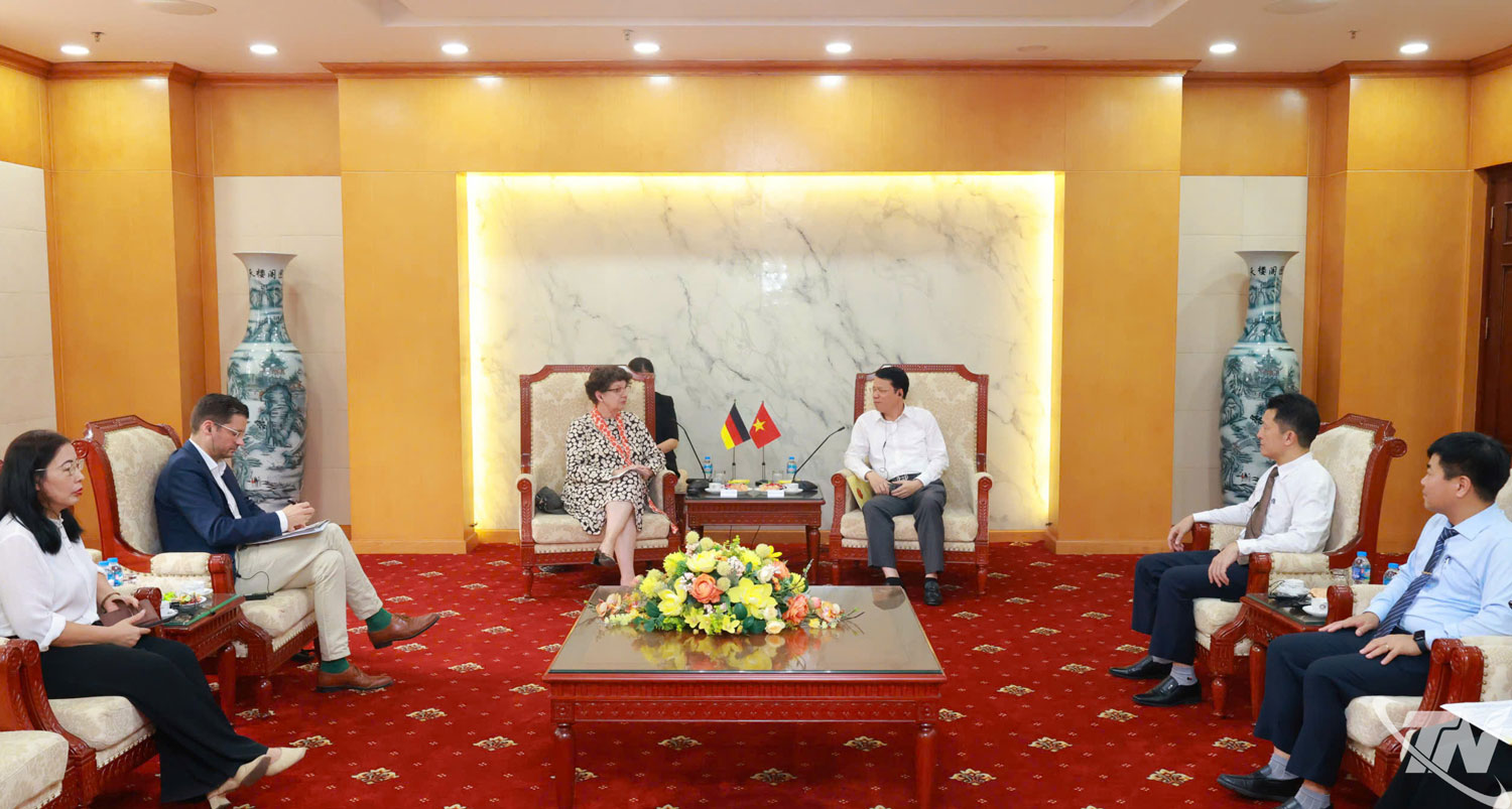 太原省人委会副省长杨文谅会见了赫尔加·巴特大使。