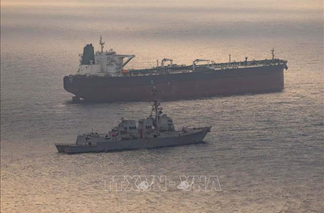 Tàu khu trục USS Rafael Peralta (DDG 115) tiếp cận một tàu hàng đang trong hành trình vào cảng của Iran, trong bối cảnh Mỹ mở rộng phong tỏa các tàu thuyền tại eo biển Hormuz, Vịnh Oman ra vùng biển quốc tế, ngày 24/4/2026. Ảnh: REUTERS/TTXVN