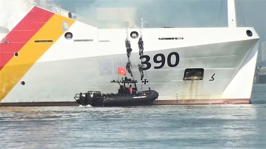 Lực lượng Đặc công người nhái CKB tiếp cận mục tiêu.