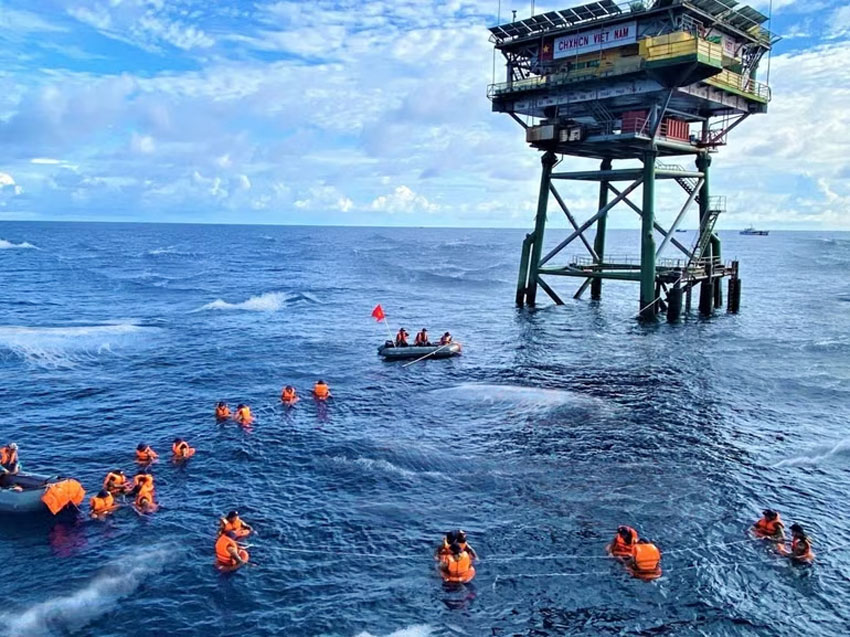 Thực hành sinh sống dài ngày trên biển của cán bộ, chiến sĩ Lữ đoàn tại nhà giàn DK1.