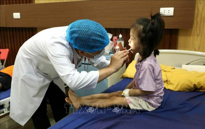 Nắng nóng, cha mẹ cần làm gì để trẻ không bị ốm