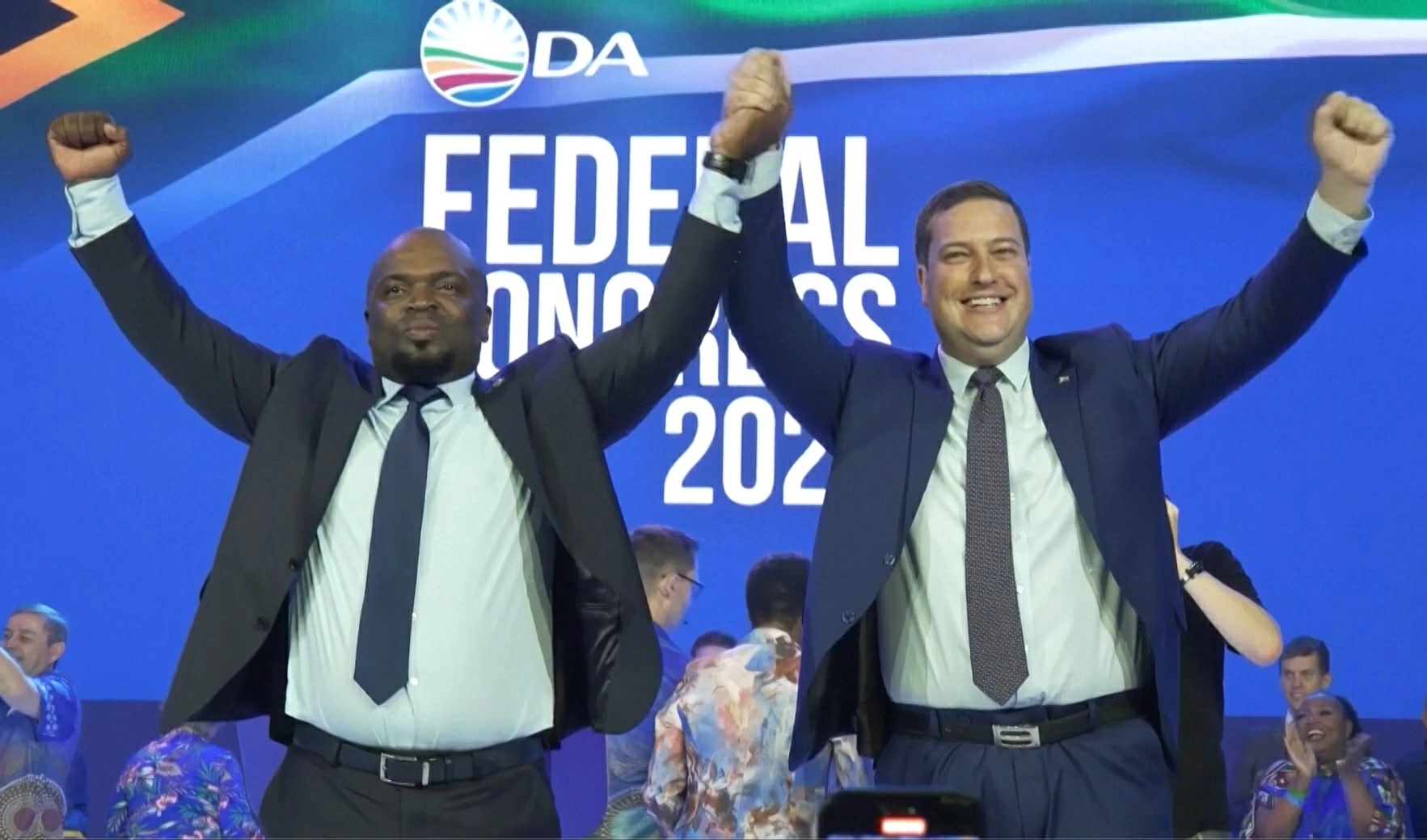 Ông Geordin Hill-Lewis (phải) được bầu làm lãnh đạo mới của Đảng Liên minh Dân chủ (DA) của Nam Phi. 