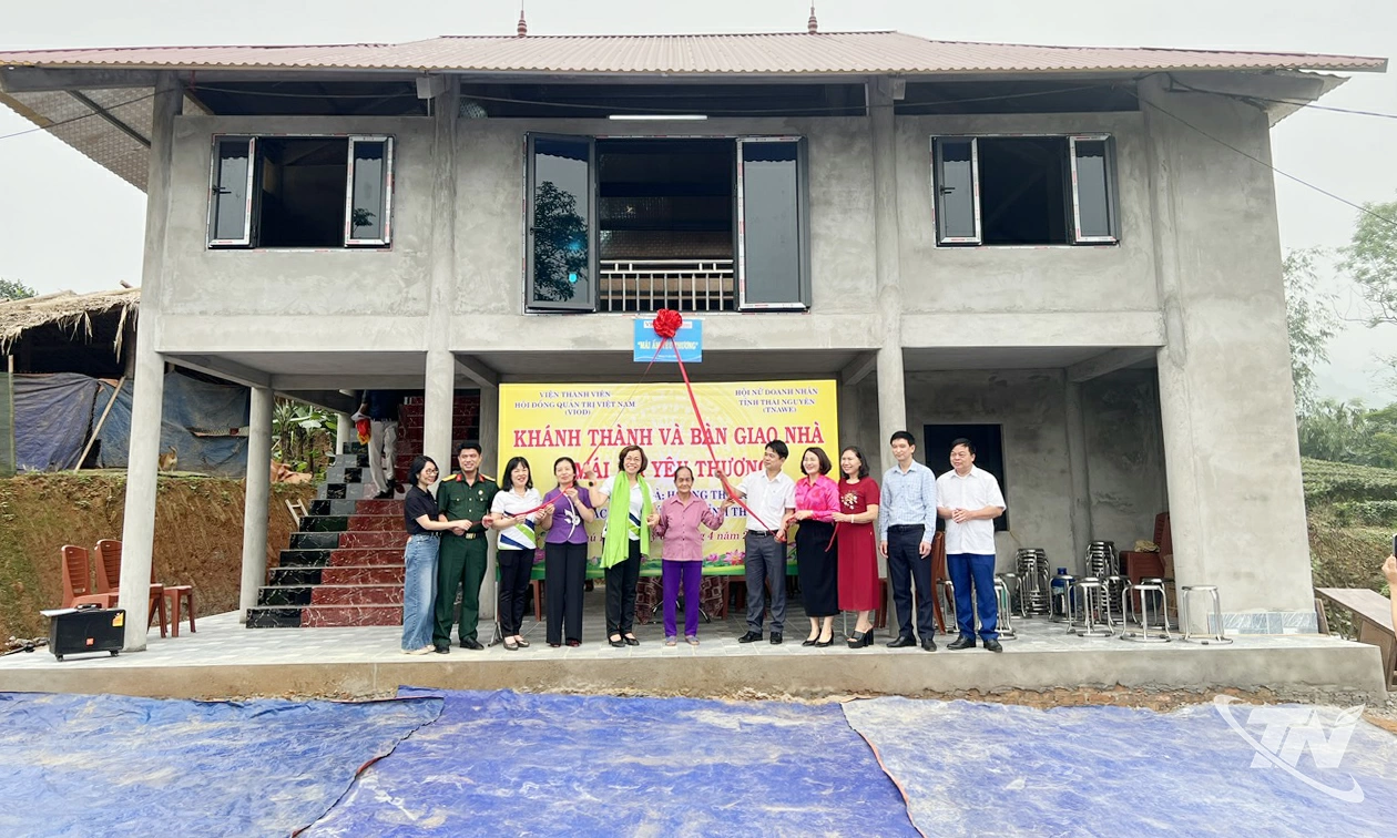 Đoàn trao số tiền 100 tiệu đồng cho bà Hoàng Thị Muộn (xóm Bản Bắc) để hoàn thiện ngôi nhà.