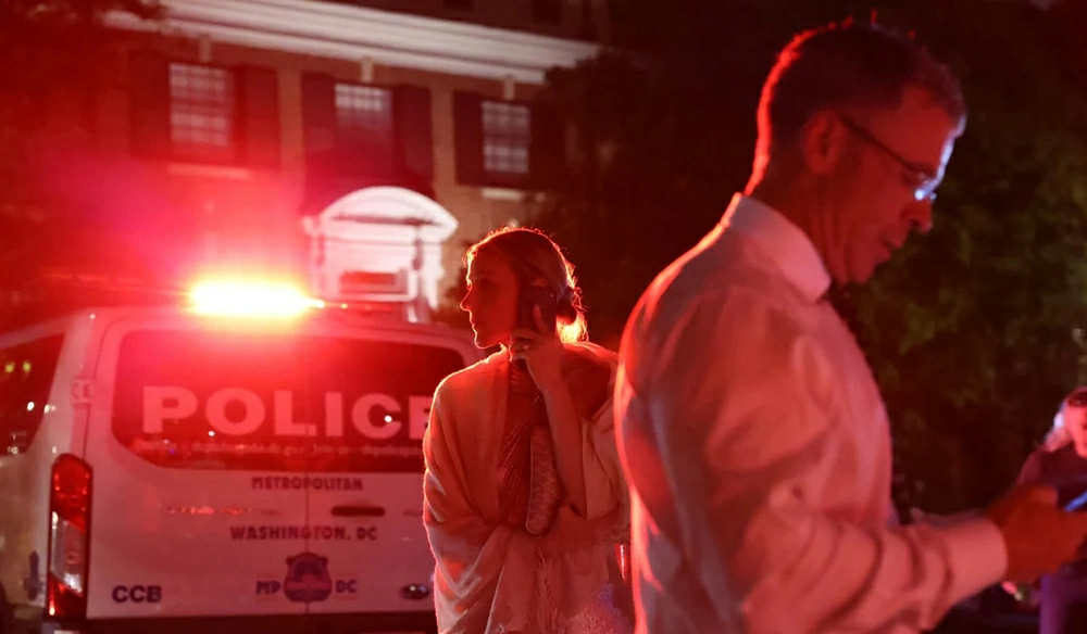 Khách mời sơ tán sau vụ việc. Ảnh: CNN