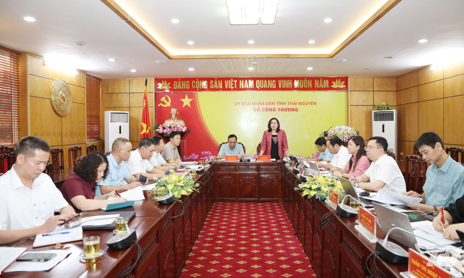 省人民议会副主席在此会议上发表讲话。