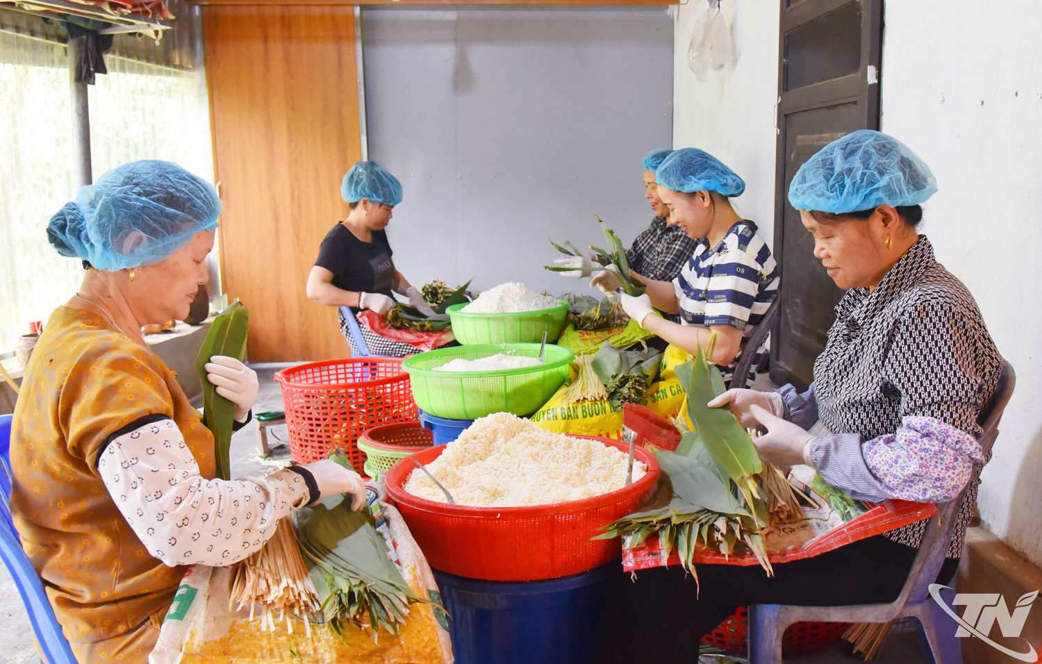 Thành viên Hợp tác xã bánh gio Bắc Kạn thực hiện các công đoạn  
sản xuất, bảo đảm chất lượng và vệ sinh an toàn thực phẩm.