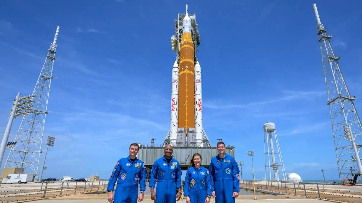 Phi hành đoàn Artemis 2 chụp ảnh cùng tên lửa SLS và tàu vũ trụ Orion tại Trung tâm Vũ trụ Kennedy. Ảnh: NASA