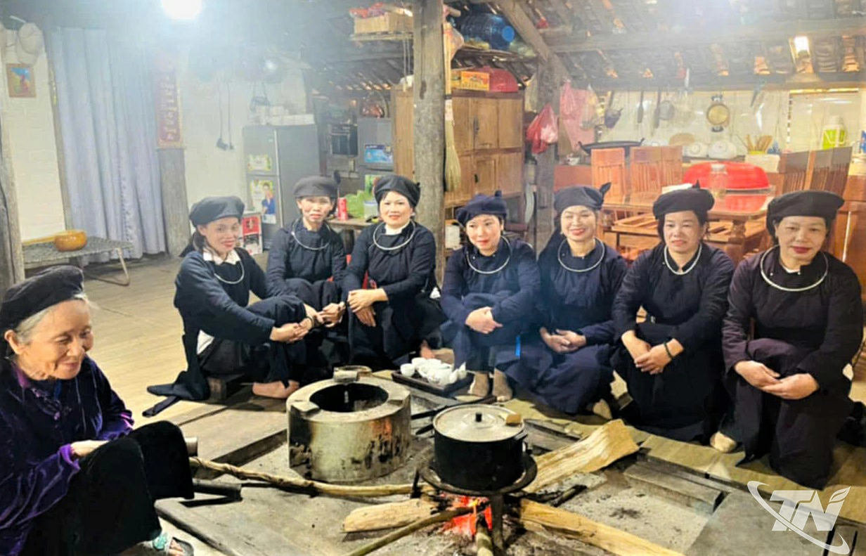 Một buổi sinh hoạt của Chi hội phụ nữ thôn Quốc Tuấn, xã Văn Lang.