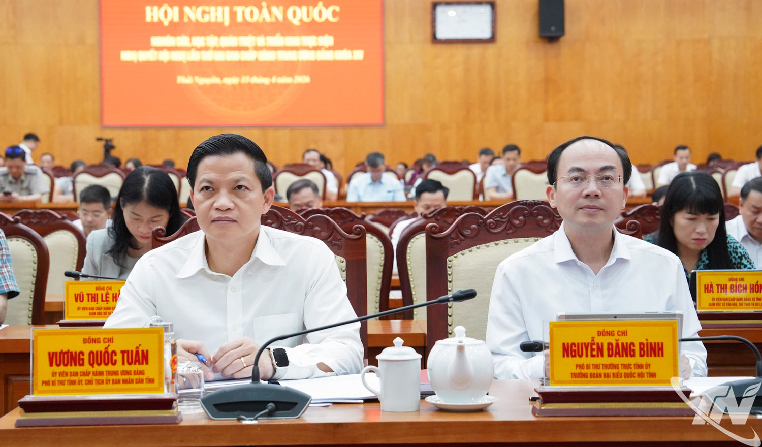 Đồng chí Chủ tịch UBND tỉnh Vương Quốc Tuấn và đồng chí Phó Bí thư Thường trực Tỉnh ủy, Trưởng Đoàn đại biểu Quốc hội tỉnh Nguyễn Đăng Bình dự Hội nghị.
