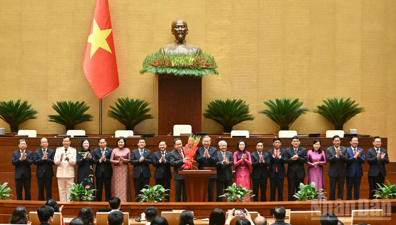 Thay mặt Lãnh đạo Đảng và Nhà nước, Tổng Bí thư Tô Lâm chúc mừng các Ủy viên Ủy ban Thường vụ Quốc hội khóa XVI.