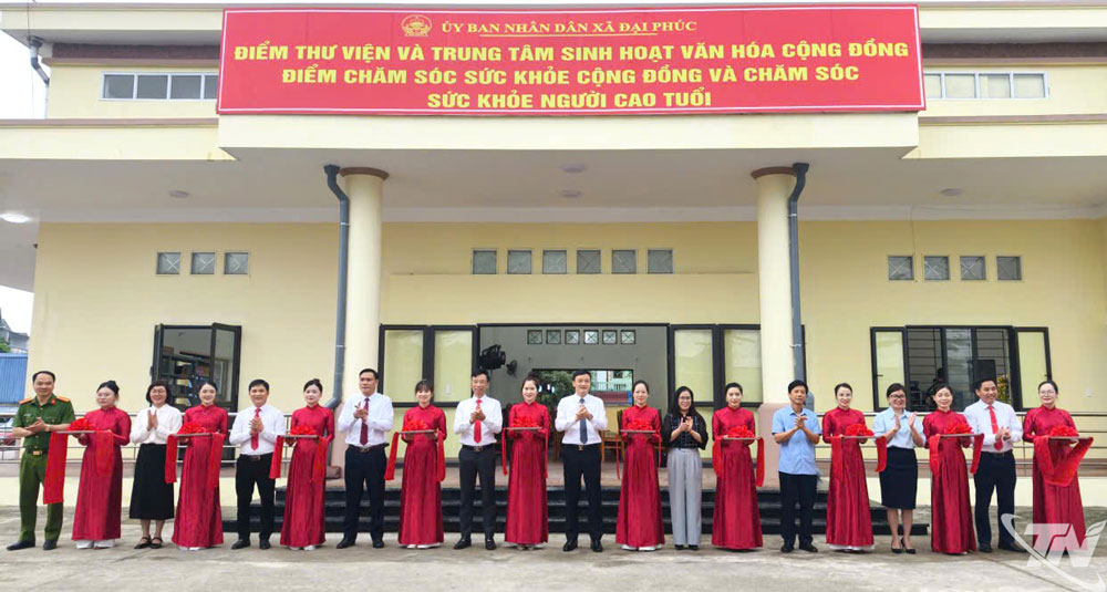 Các đại biểu đã thực hiện nghi thức cắt băng khánh thành, chính thức đưa các thiết chế văn hóa - y tế vào hoạt động.