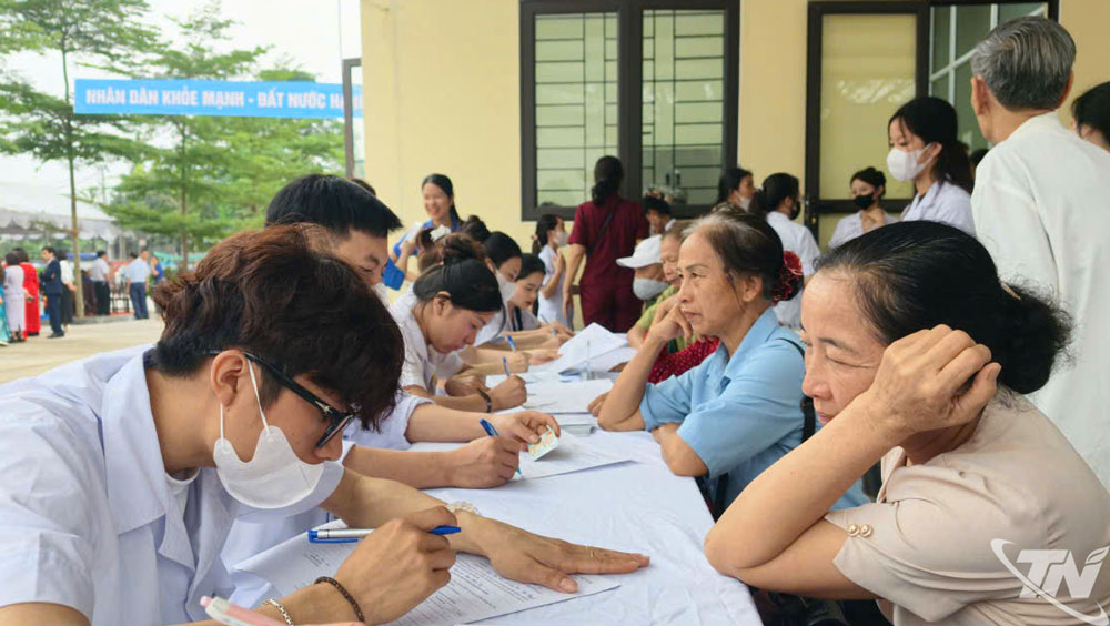 Các y bác sĩ Bệnh viện A Thái Nguyên đã tiến hành khám bệnh, tư vấn sức khỏe trực tiếp cho người cao tuổi ngay tại nhà văn hóa.
