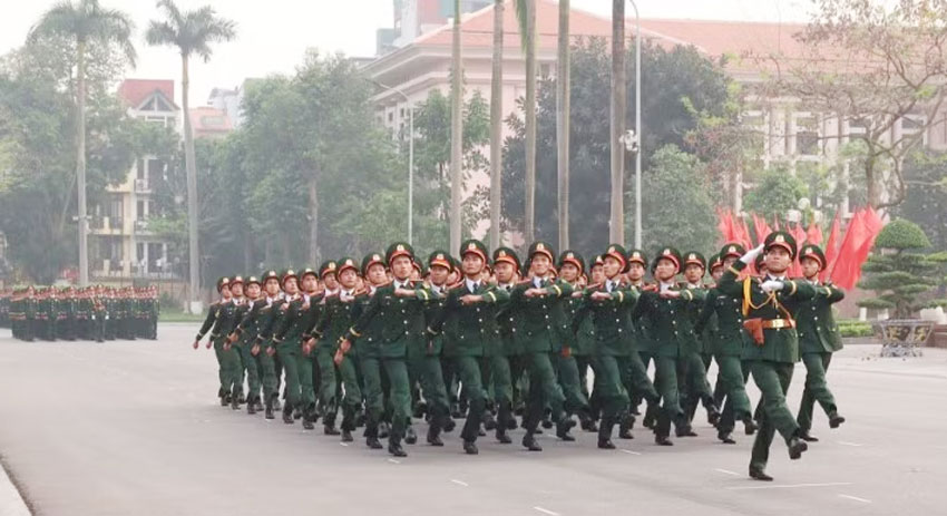 Đội hình mẫu thực hiện các động tác đi đều, đi nghiêm.