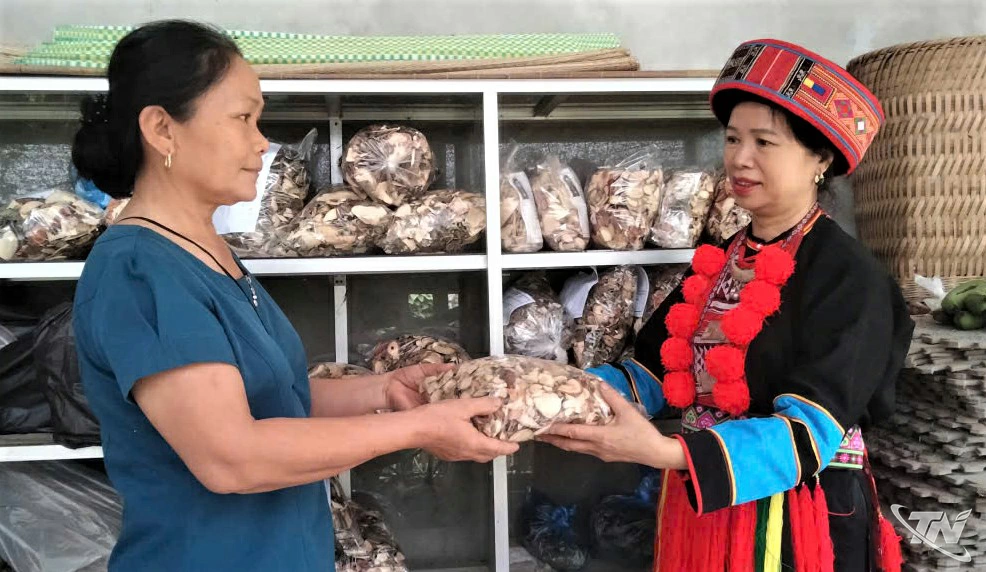 Khi giao thuốc nam cho người nhà bệnh nhân, bà Đặng Thị Hoa (bên phải) 
luôn hướng dẫn cách nấu thuốc và cho bệnh nhân uống thuốc đúng giờ.