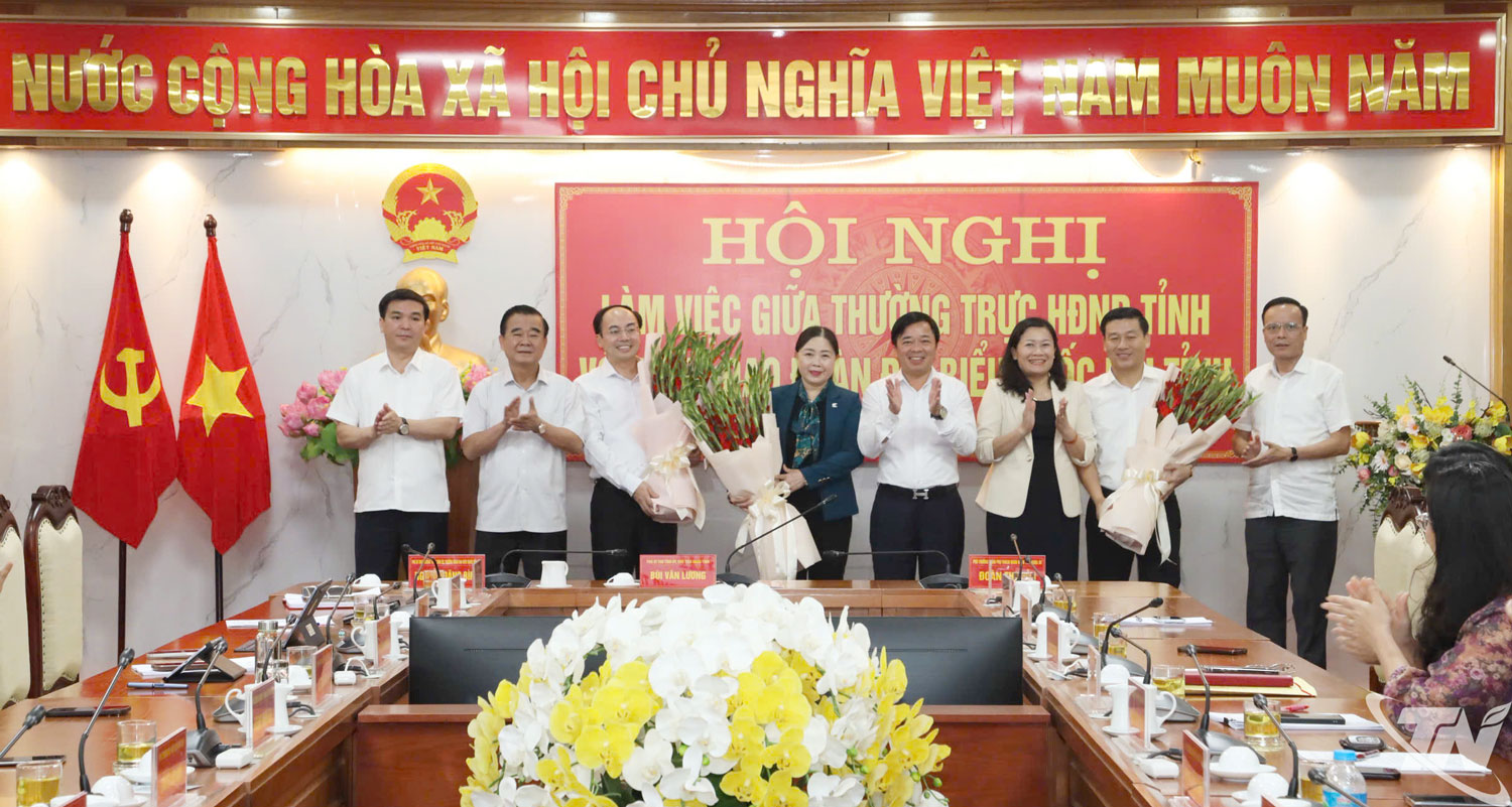 Thường trực Hội đồng Nhân dân tỉnh tặng hoa chúc mừng Đoàn Đại biểu quốc hội tỉnh khóa XVI và các đồng chí nguyên là đại biểu quốc hội khóa XV