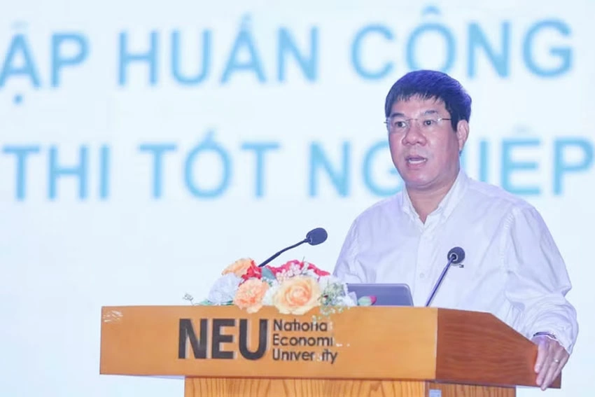 Cục trưởng Quản lý chất lượng, Bộ Giáo dục và Đào tạo, ông Huỳnh Văn Chương báo cáo tại hội nghị. (Ảnh: THANH TÙNG)