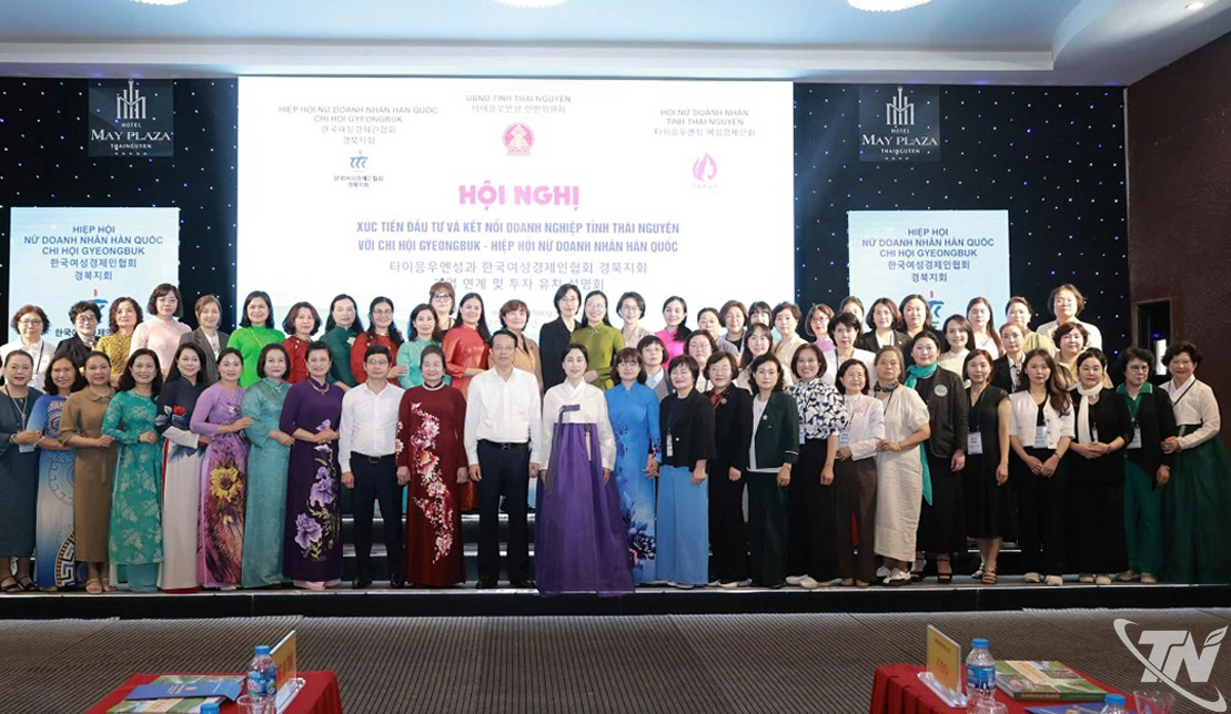Lãnh đạo tỉnh Thái Nguyên và đoàn doanh nghiệp Chi hội Gyeongbuk (Hàn Quốc) chụp ảnh lưu niệm tại Hội nghị.