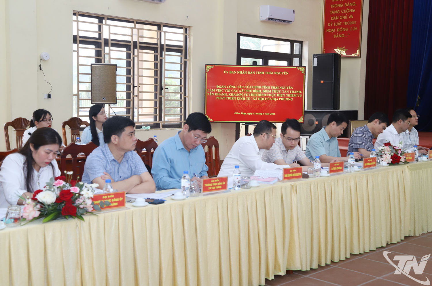 Các đại biểu dự buổi làm việc.