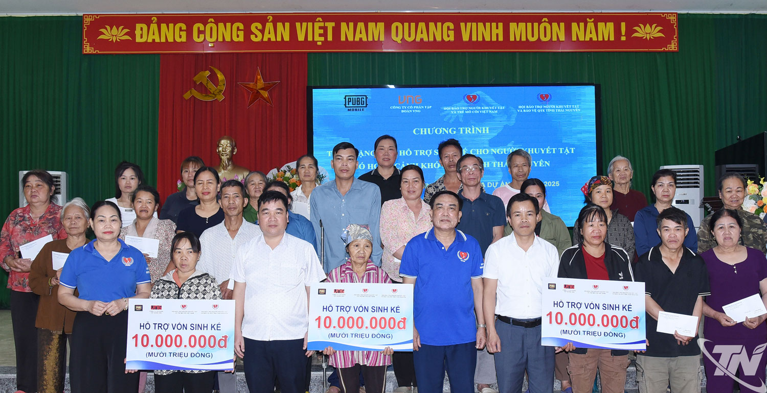 Lãnh đạo Hội Bảo trợ người khuyết tật và bảo vệ quyền trẻ em tỉnh trao tiền hỗ trợ cho người khuyết tật thuộc diện hộ nghèo, cận nghèo bị ảnh hưởng do mưa lũ.