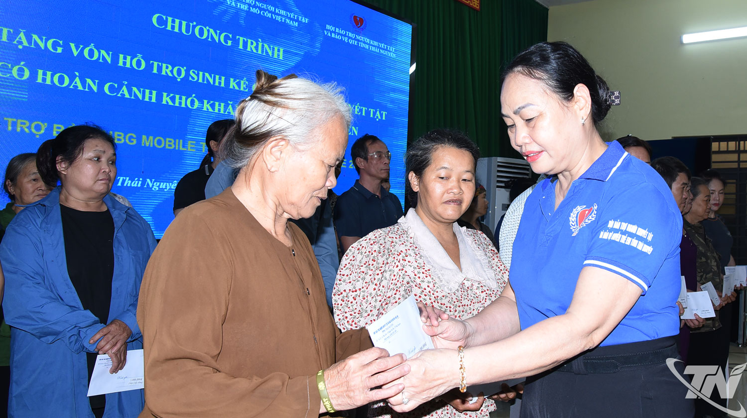 Lãnh đạo Hội Bảo trợ người khuyết tật và bảo vệ quyền trẻ em tỉnh trao tiền hỗ trợ cho người khuyết tật thuộc diện hộ nghèo, cận nghèo bị ảnh hưởng do mưa lũ.
