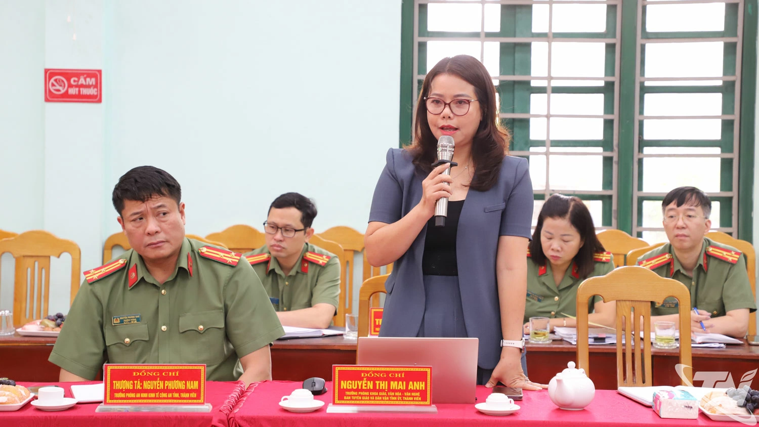 Thành viên Đoàn giám sát phát biểu ý kiến tại Hội nghị.