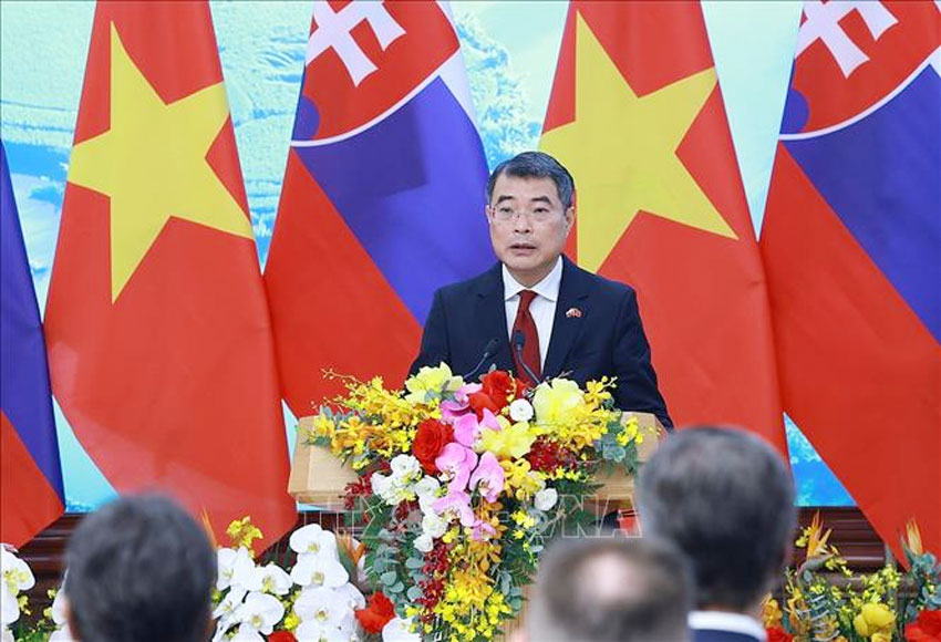 Thủ tướng Lê Minh Hưng phát biểu tại cuộc gặp gỡ báo chí hai nước. Ảnh: Dương Giang/TTXVN.