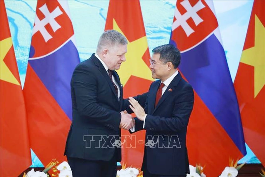Thủ tướng Lê Minh Hưng và Thủ tướng Slovakia Robert Fico tại cuộc gặp gỡ báo chí hai nước. Ảnh: Dương Giang/TTXVN